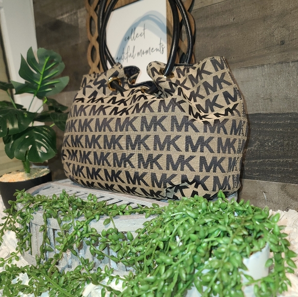 Michael Kors Purse in excellent condition - Picture 6 of 12